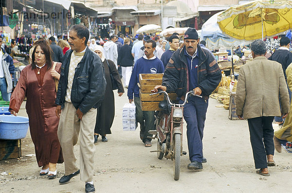 Menschen in den Souk  Marrakesch (Marrakech)  Marokko  Nordafrika  Afrika