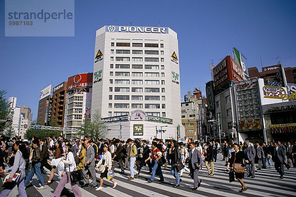 Pendler überqueren Straße  Tokio  Japan  Asien