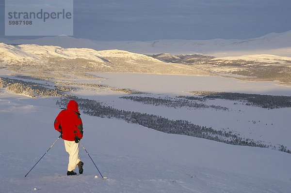 Blick über den gefrorenen See Furusjoen  Rondablikk  Norrway  Skandinavien  Europa