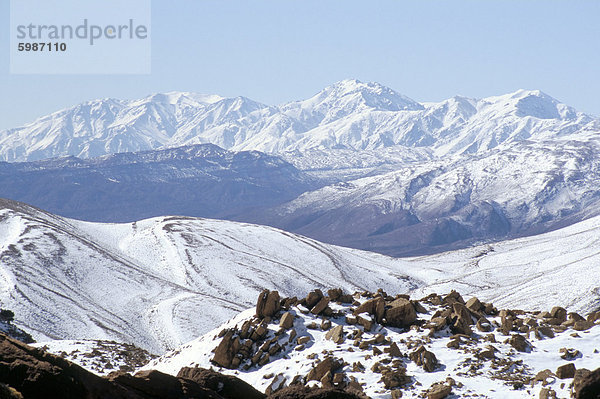 Schnee oben Sommerweiden des Ouarikt-Tals  hohe Atlasgebirge  Marokko  Nordafrika  Afrika