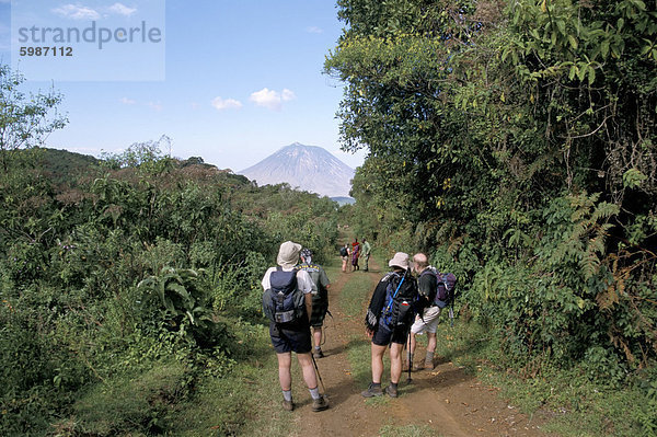 Wanderer und Oldonyo Lengai Vulkan  Ngorongoro Conservation Area  Tansania  Ost-Afrika  Afrika