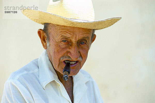 Porträt eines Mannes mit einer kubanischen Zigarre  Trinidad  Sancti Spiritus Provinz  Kuba  Westindische Inseln  Mittelamerika