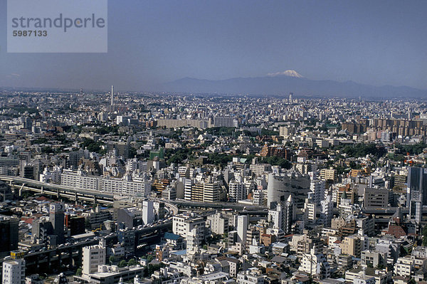 Skyline der Stadt mit Mount Fuji jenseits  Tokio  Japan  Asien