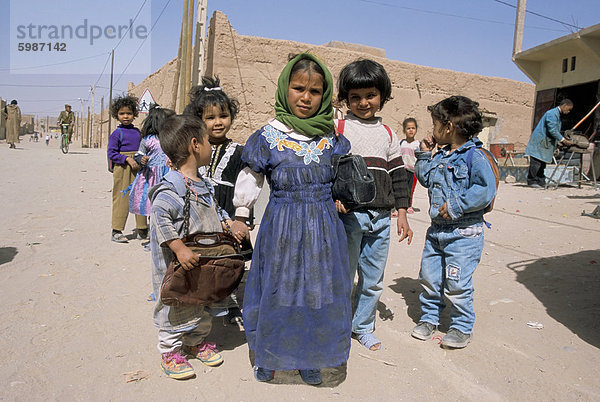 Gruppe von Kindern in der Stadt von M'Hamid  Draa-Tal  Marokko  Nordafrika  Afrika