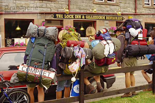 Zugvorrichtung Wandern Backpacker  Fort Augustus  Highlands  Schottland  Vereinigtes Königreich  Europa