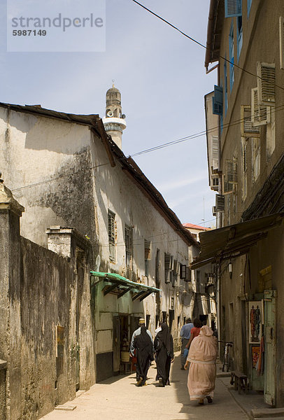 Einer stark befahrenen Straße mit einem Minarett der Moschee oben in Stone Town  Sansibar  Tansania  Ostafrika  Afrika