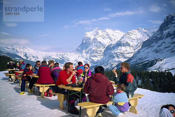 Menschen machen Sie eine Pause vom Skifahren in der oberen Leiste Berg  Wengen  Berner Oberland  Schweiz  Europa