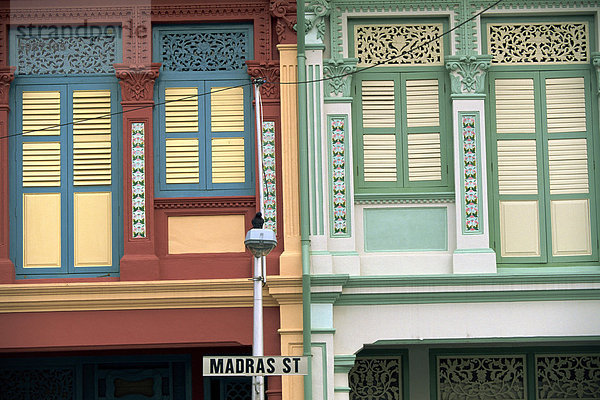 hoch oben nahe Fenster Gebäude klein Straße Zeichen Dekoration Südostasien Asien Indien Madras alt Signal Singapur