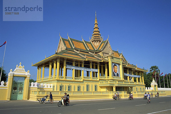 Motorräder und Fahrräder übergeben den Königspalast in Phnom Penh  Kambodscha  Indochina  Südostasien  Asien