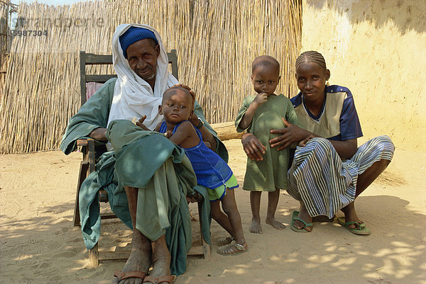 Dorfälteste mit Kind  Senegal  Westafrika  Afrika