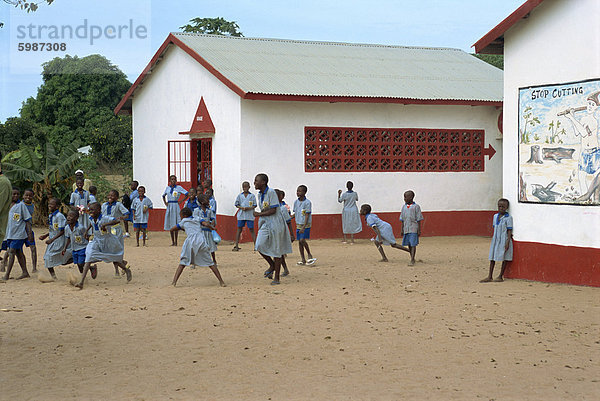 Dorfschule in der Nähe von Banjul in Gambia  Westafrika  Afrika