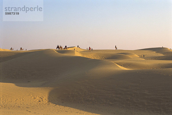 Sam Sanddünen in der Nähe von Jaisalmer in der Abenddämmerung  Rajasthan  Indien  Asien