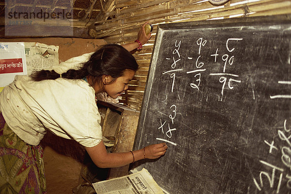 Frau schriftlich auf einer Tafel in einer weiblichen Alphabetisierung-Klasse bei Dhankuta in Nepal  Asien