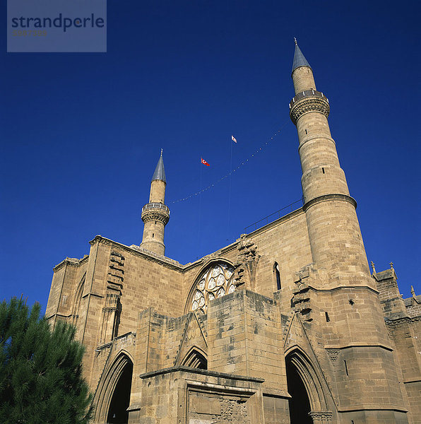 Selimiye Camii Moschee  ehemals gotische römisch-katholische Ayia Sofia Kathedrale zwischen 1208 und 1326  Minarette wurden hinzugefügt  1570  Nicosia  Nordzypern  Europa