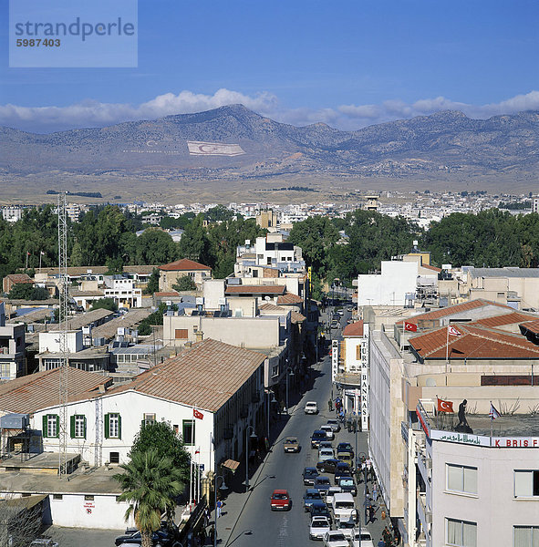 Straße und Dächer der türkisch-zyprischen Norden Nicosia mit Kyrenia Mountains im Abstand genommen von Saray Hotel  Nicosia  Nordzypern  Europa