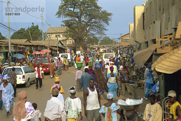 Straßenszene in der Nähe von Banjul in Gambia  Westafrika  Afrika