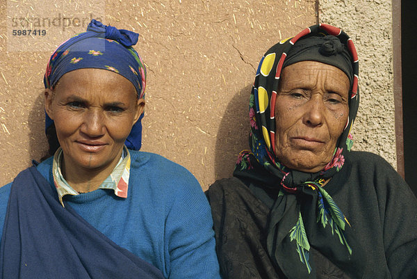 Zwei Berberfrauen  Dades-Tal  Marokko  Nordafrika  Afrika