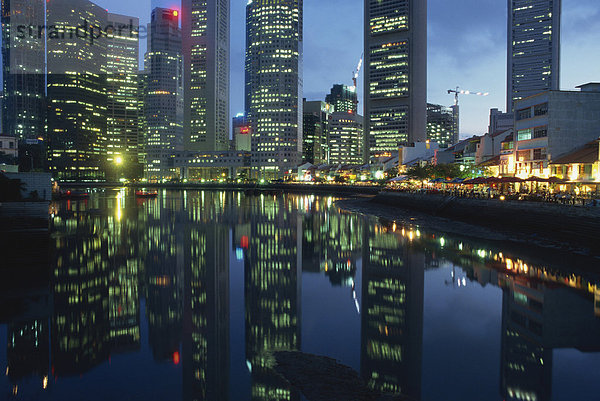 Reflexionen der Lichter von Gebäuden am Boat Quay und Raffles Place in der Nacht in Singapur  Südostasien  Asien