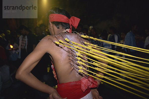 Mann mit Haken durch die Haut auf dem Rücken auf dem jährlichen Hindu-Festival der Thaipusam in den Batu-Höhlen in der Nähe von Kuala Lumpur  Malaysia  Südostasien  Asien