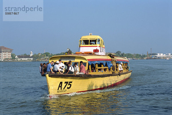 Fähren  Hafen von Cochin  Kerala Zustand  Indien  Asien