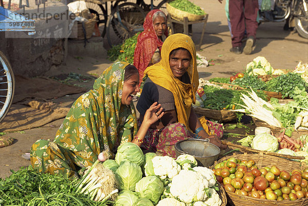 Frauen Straßenhändler in Markt  Deogarh  Rajasthan Indien  Asien