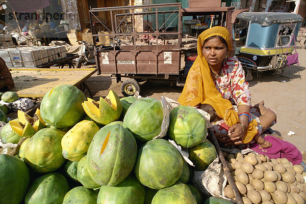 Frau verkaufen Obst und Eier  Jodhpur  Rajasthan Indien  Asien