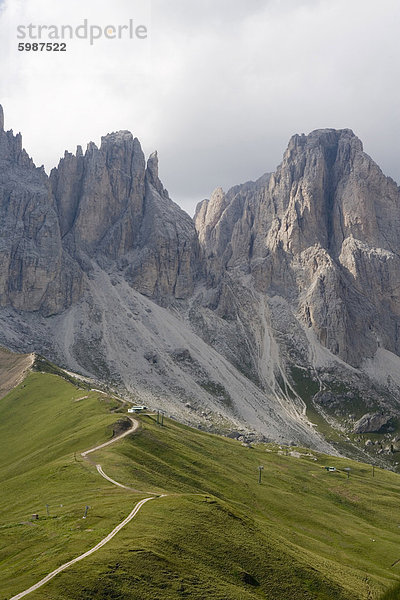 Wanderweg am Grat in der Nähe von Gruppo dei Sassolungo Berge  Dolomiten  Italien  Europa