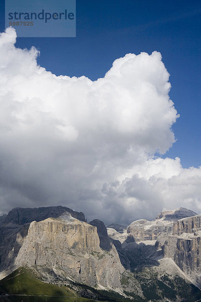 Sellagruppe Berge mit Wolke über in Dolomiten  Italien  Europa