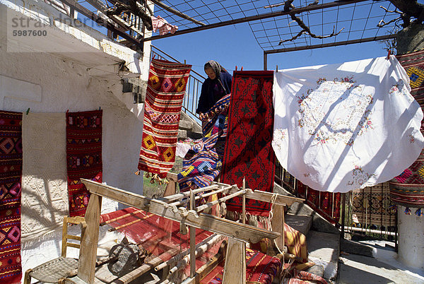 Frau Weber verkaufen ihre decken im Dorf in der Nähe von Lasithi Hochebene  Kreta  griechische Inseln  Griechenland  Europa