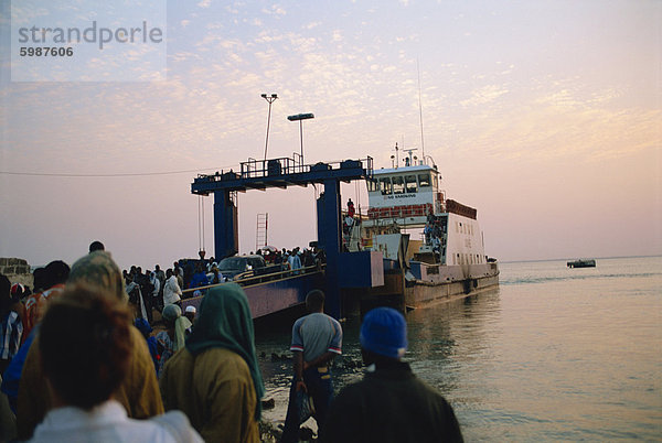 Banjul Bari Fähre  Banjul  Gambia  Westafrika  Afrika