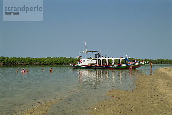 Touristenboot auf Backwaters in der Nähe von Banjul in Gambia  Westafrika  Afrika