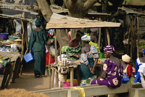 Markt in der Nähe von Banjul in Gambia  Westafrika  Afrika