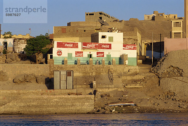 Laden neben dem Nil  Assuan  Ägypten  Nordafrika  Afrika