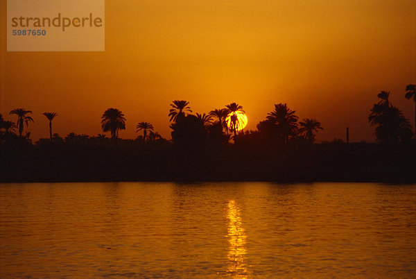 Sonnenuntergang auf dem Nil  Luxor  Ägypten  Nordafrika  Afrika