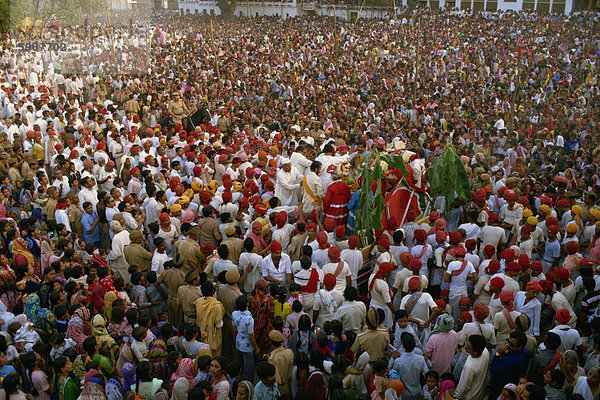 Menschenmengen sammeln um zu sehen  eine Aufführung von der Ramlilla  Varanasi  Uttar Pradesh Zustand  Indien  Asien
