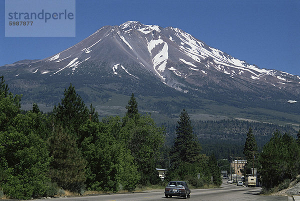 Mount Shasta  ein schlafender Vulkan mit Gletschern  14161 ft hoch  mit Stadt von Unkraut im Vordergrund  Kalifornien  Vereinigte Staaten von Amerika  Nordamerika