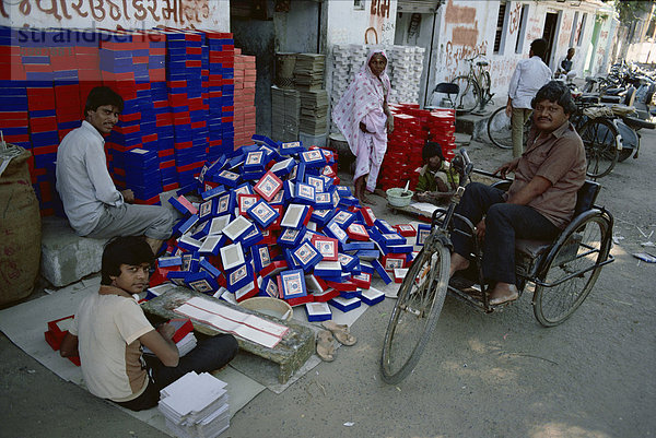 Süß-Boxen und die ungültige Stuhl  Ahmedabad  Gujarat Zustand  Indien  Asien
