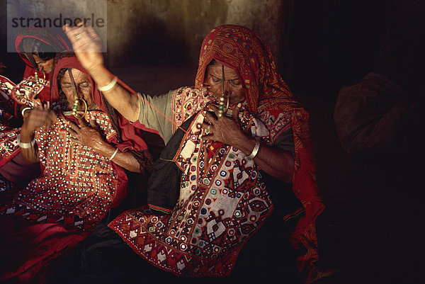 Muslimische Jat Stämme mit gold Nase Ringen  berühmt für die Stickerei arbeiten  Kutch Distrikt  Gujarat Zustand  Indien  Asien