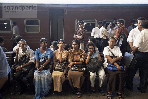 Wartenden am Hauptbahnhof  Colombo  Sri Lanka  Asien