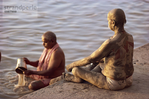 Ritual Baden  Fluss Ganges  Varanasi  Uttar Pradesh Zustand  Indien  Asien