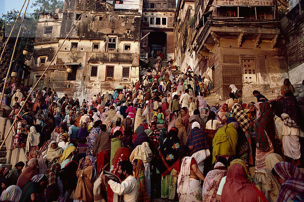 Massen auf die Panchaganga Ghat während Kartik Poonima Festival  Varanasi  Uttar Pradesh Zustand  Indien  Asien