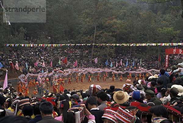 Sammeln von Minderheiten aus Yunnan Fackel Festival  Yuannan  China  Asien
