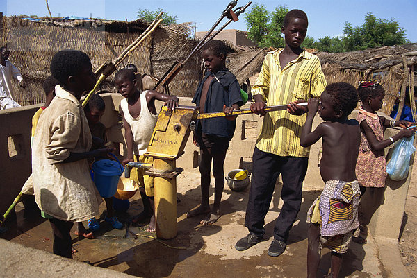 Wasser-Pumpe  Sofara  Mali  Westafrika  Afrika