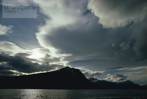 Niedrige Wolken über der Küste von Argentinien  Südamerika