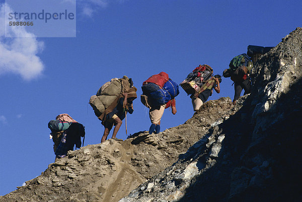 Trek Träger auf erodierten Trail zu Gorepani Pass in der Nähe von Chitre  Nepal  Asien
