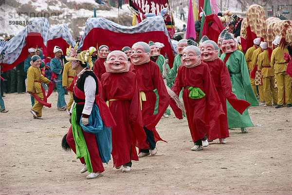 Massen von kostümierten Tänzer feiern Chinese New Year  Xining  Qinghai Provinz  China  Asien