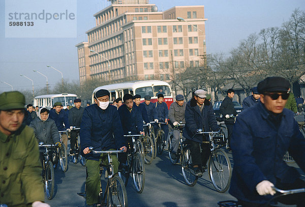 Massen mit dem Rad zur Arbeit  Changan Avenue  Peking  China  Asien