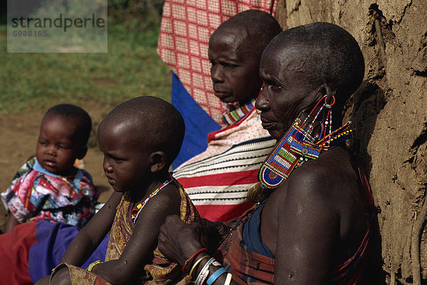 Masai Frauen und Kinder  Kenia  Ostafrika  Afrika