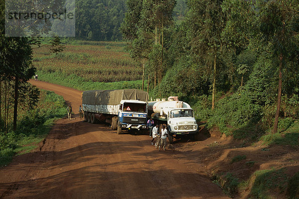 World Food Program-Truck auf der Durchreise von Ruanda  in der Nähe von Kisoro  Uganda  Ostafrika  Afrika