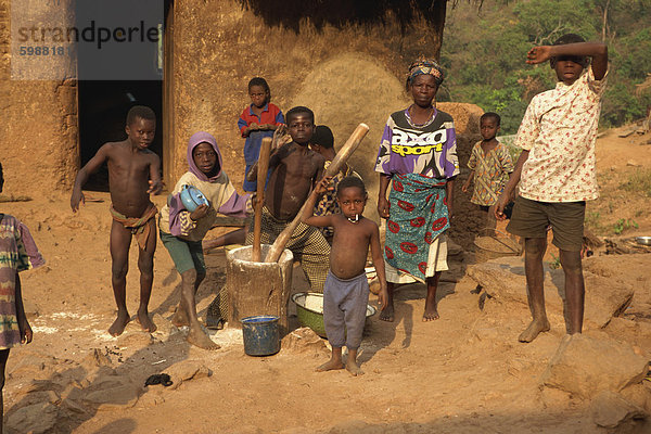 Kinder schlagen  Korn  Shiare Dorf  Ost-Bereich  Ghana  Westafrika  Afrika